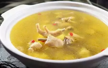 太好喝了!原來要這樣「燉雞湯」才對,只要簡單三招,六星級美味雞湯讓你立刻端上桌