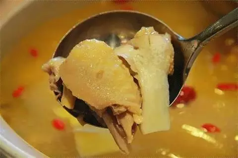 太好喝了!原來要這樣「燉雞湯」才對,只要簡單三招,六星級美味雞湯讓你立刻端上桌
