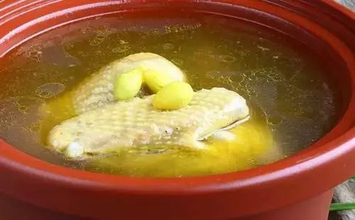 太好喝了!原來要這樣「燉雞湯」才對,只要簡單三招,六星級美味雞湯讓你立刻端上桌