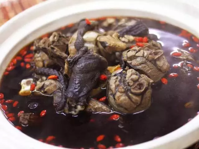 太好喝了!原來要這樣「燉雞湯」才對,只要簡單三招,六星級美味雞湯讓你立刻端上桌