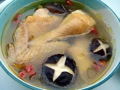 太好喝了!原來要這樣「燉雞湯」才對,只要簡單三招,六星級美味雞湯讓你立刻端上桌
