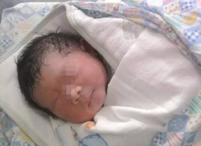 兒子出生,男子托工友捎回1個榴槤,老婆嫌臭沒要,工友剝開報警