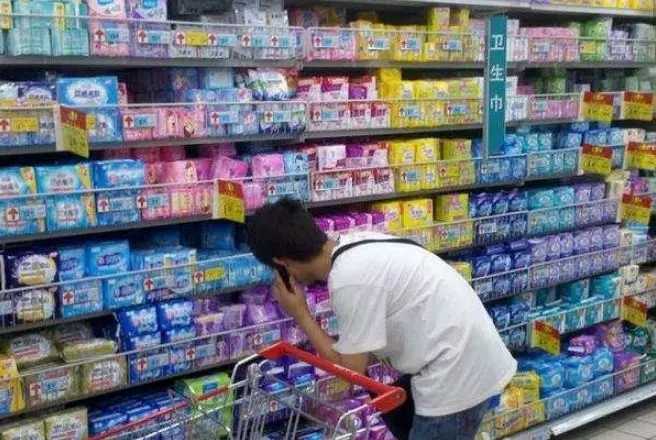 女子懷孕碰見老公買衛生巾,結帳時老闆娘說的話,她蒙了