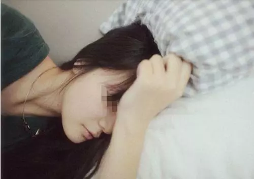新婚夜老公拿酒來繼續慶祝,妻子裝醉躺下睡覺,偷偷睜眼後,傻住
