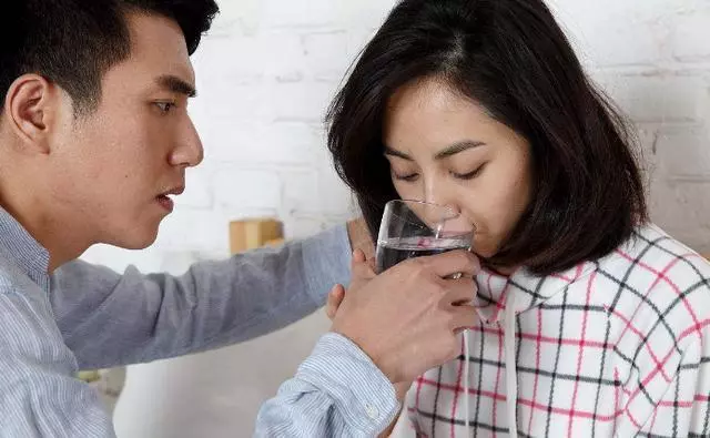父親生病俺找前夫借錢,他只給了一袋板栗,回家打開後俺感動落淚