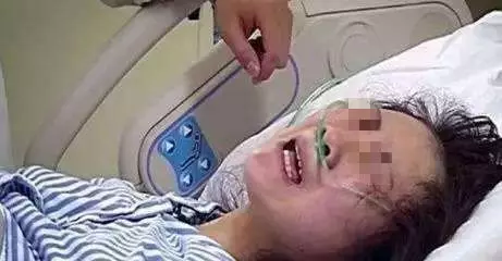 女子難產,老公在家打麻將,贏錢後去看望出生孩子,一推門蒙了