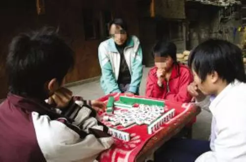 女子難產,老公在家打麻將,贏錢後去看望出生孩子,一推門蒙了