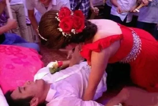 新婚夜婆婆跑到婚房要和兒媳婦睡,知道原因後,新娘如遭雷擊