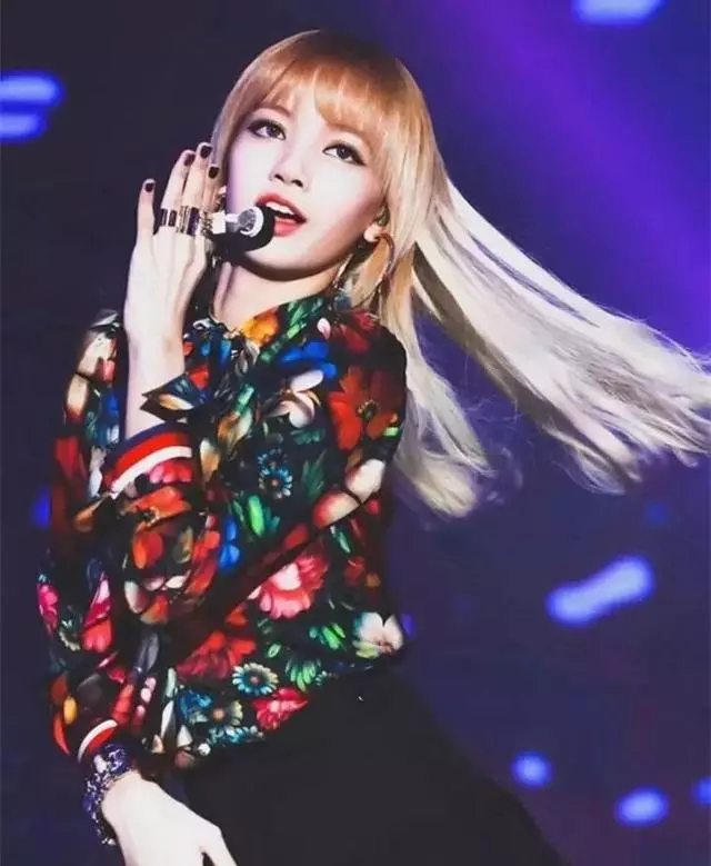 LISA穿金智妮伴舞衣服引發粉絲不滿,YG被網友質疑偏心,要單飛?