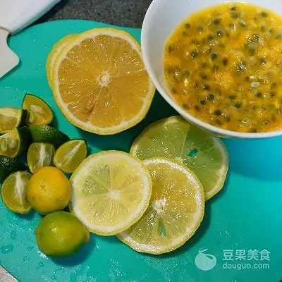 自製金桔檸檬茶,加點蜂蜜,味道跟柚子茶很像,酸酸甜甜很好喝