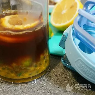 自製金桔檸檬茶,加點蜂蜜,味道跟柚子茶很像,酸酸甜甜很好喝