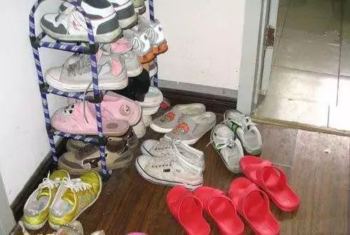 家裡鞋子太多?老婆就用1個礦泉水瓶,就把鞋子收拾好了,真棒!