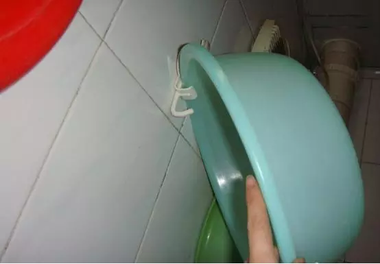 家裡鞋子太多?老婆就用1個礦泉水瓶,就把鞋子收拾好了,真棒!