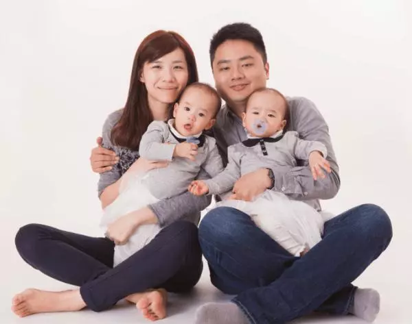 一對雙胞胎,阿嬤和外婆各帶一個,一個月後接回家,兩個孩子完全不同,媽媽迷茫了