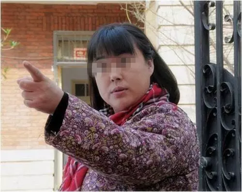 婆婆洗澡時摔倒,兒媳只給創可貼,瞥一眼浴室,兒媳選擇打110