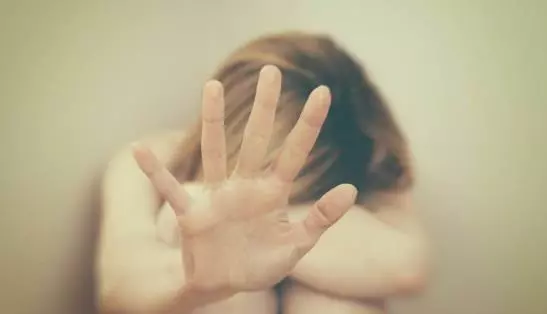 生孩子手術的前一晚,無意看到丈夫的手機簡訊,我想死在手術台上