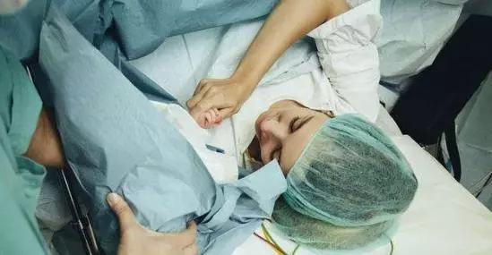 生孩子手術的前一晚,無意看到丈夫的手機簡訊,我想死在手術台上