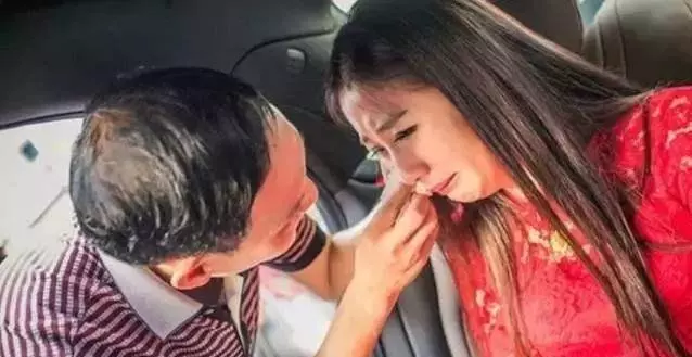 遠嫁三年從未回家,悄悄回家準備給父母驚喜,推開家門俺淚目