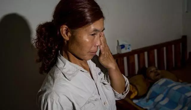 遠嫁三年從未回家,悄悄回家準備給父母驚喜,推開家門俺淚目