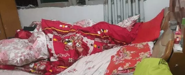 農村婆婆洗完澡不關水,我嫌水費貴想罵她,推開她門後我說不出話