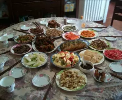 女友懷孕,我媽請吃飯,中途她吃了口魚,走後我媽說這女人不能娶