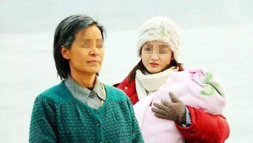 女兒滿月,婆婆只送兩個柚子,我媽宣布一件事,婆婆成為全場笑柄