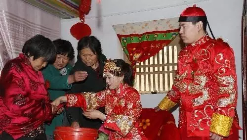 新婚老公死活不同房,婆婆指指抽屜,發現丈夫秘密,俺情緒失控