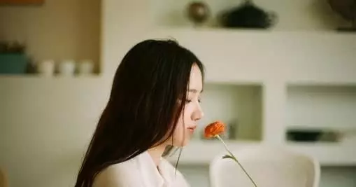 婚後每月給婆婆兩千塊錢,吃飯時婆婆說錢不夠,得知原因老公掀桌