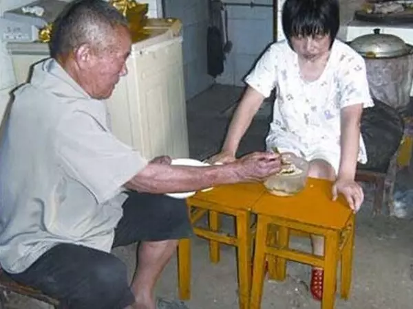 美貌兒媳與公公偷情十年!曾墮胎四次露骨聊天震驚家人!