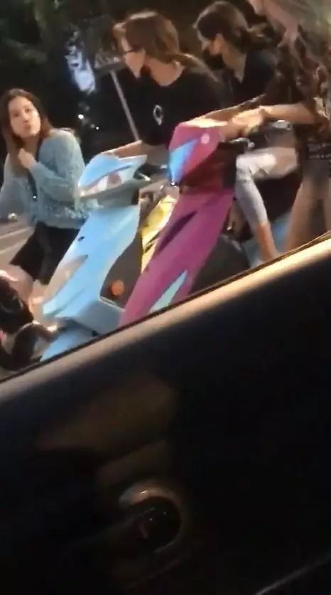 等紅燈…女騎士沒戴安全帽好危險!看了下面「才是大亮點 」