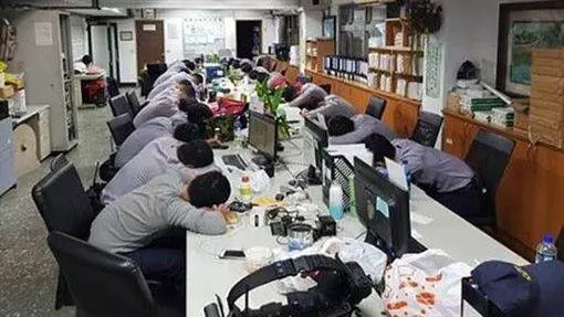 辛苦了!一張「警員累癱睡照」惹心疼