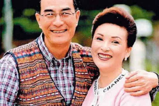 69歲「惡婆婆」陳莎莉兩段婚姻皆失敗,帶著兒子獨身至今!看了她身邊的兒子,網友:苦盡甘來!