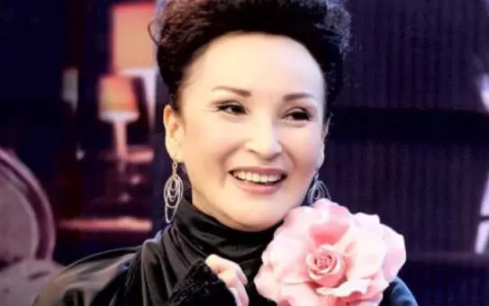 69歲「惡婆婆」陳莎莉兩段婚姻皆失敗,帶著兒子獨身至今!看了她身邊的兒子,網友:苦盡甘來!