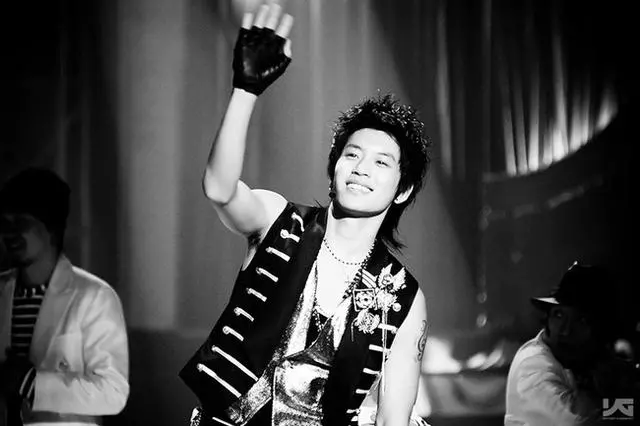 他曾是YG旗下為數不多的solo男歌手,BigBang都甘心為他當伴舞