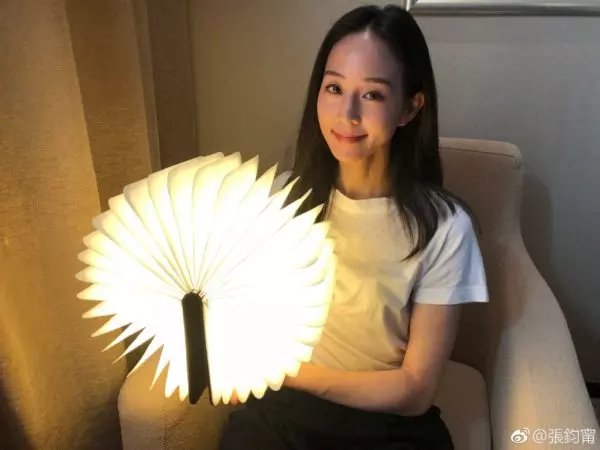 張鈞甯媽媽64歲近照曝光!「超凍齡容貌+白皙皮膚」讓網友驚嘆:「原來是遺傳媽媽好基因!」