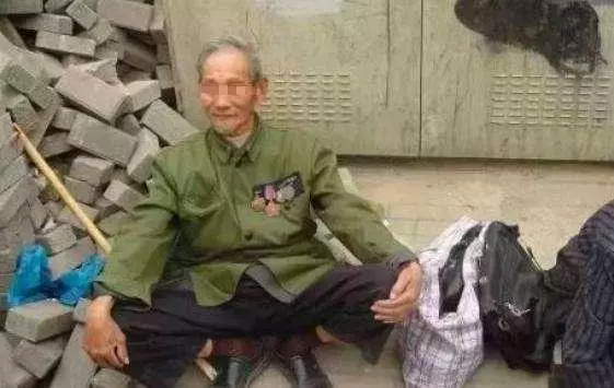 父親扮乞丐回家,3個兒子全都讓滾,唯獨女兒養他,一回家高興壞了