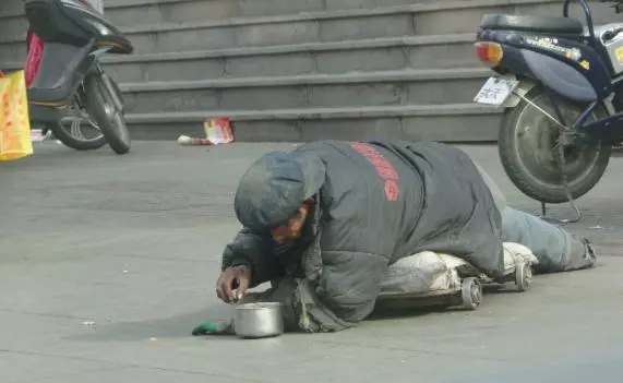 父親扮乞丐回家,3個兒子全都讓滾,唯獨女兒養他,一回家高興壞了