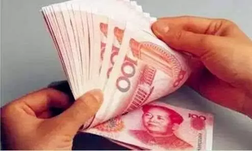 父親扮乞丐回家,3個兒子全都讓滾,唯獨女兒養他,一回家高興壞了