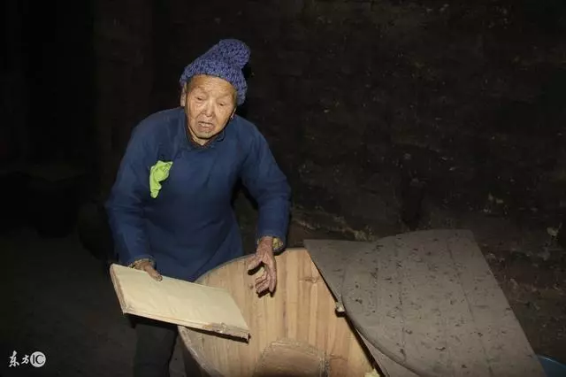 父親扮乞丐回家,3個兒子全都讓滾,唯獨女兒養他,一回家高興壞了