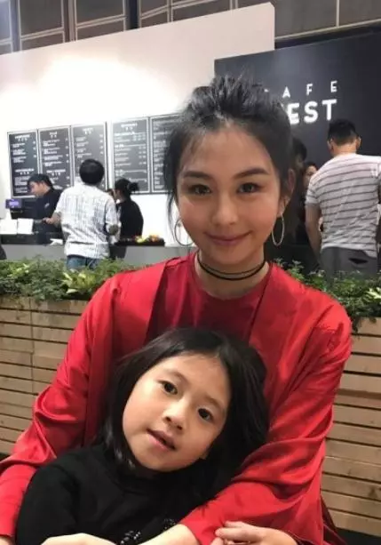 黎姿三個女兒,鍾麗緹三個女兒,邱淑貞三個女兒,差距一目了然