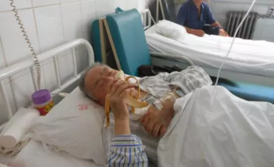 婆家拆遷得三套房,公婆都給小姑子,不到一年小姑子求我收回兩套