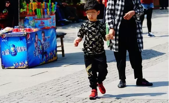 前妻去世兩年我才知消息,去前岳父家看見個小孩,我愣了
