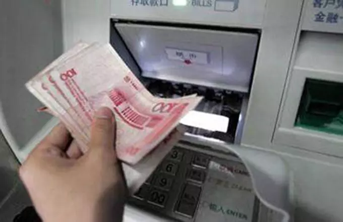 乞丐辦一銀行卡,3天內竟接連多出40萬,員警來了以後:錢歸你!