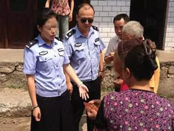 乞丐辦一銀行卡,3天內竟接連多出40萬,員警來了以後:錢歸你!