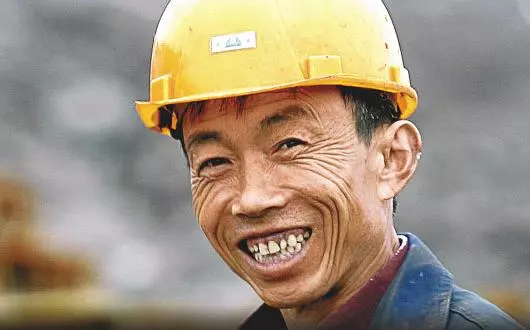 民工撿錢包原地等待3小時,女白領拿回錢匆匆離去,第二天進工地,他愣了