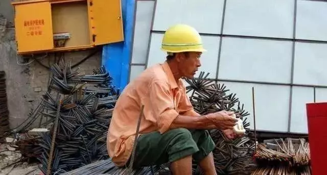 民工撿錢包原地等待3小時,女白領拿回錢匆匆離去,第二天進工地,他愣了