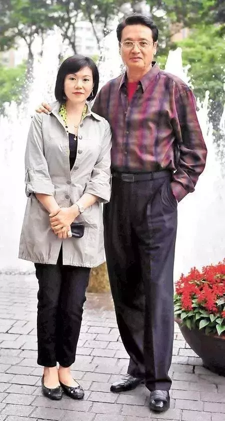 他是瓊瑤眼中「最漂亮的男人」,近照曝光差點認不出!看了他身邊的妻子,網友:真愛無疑!