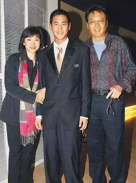 他是瓊瑤眼中「最漂亮的男人」,近照曝光差點認不出!看了他身邊的妻子,網友:真愛無疑!