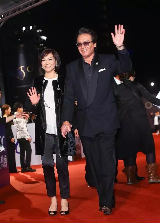 他是瓊瑤眼中「最漂亮的男人」,近照曝光差點認不出!看了他身邊的妻子,網友:真愛無疑!