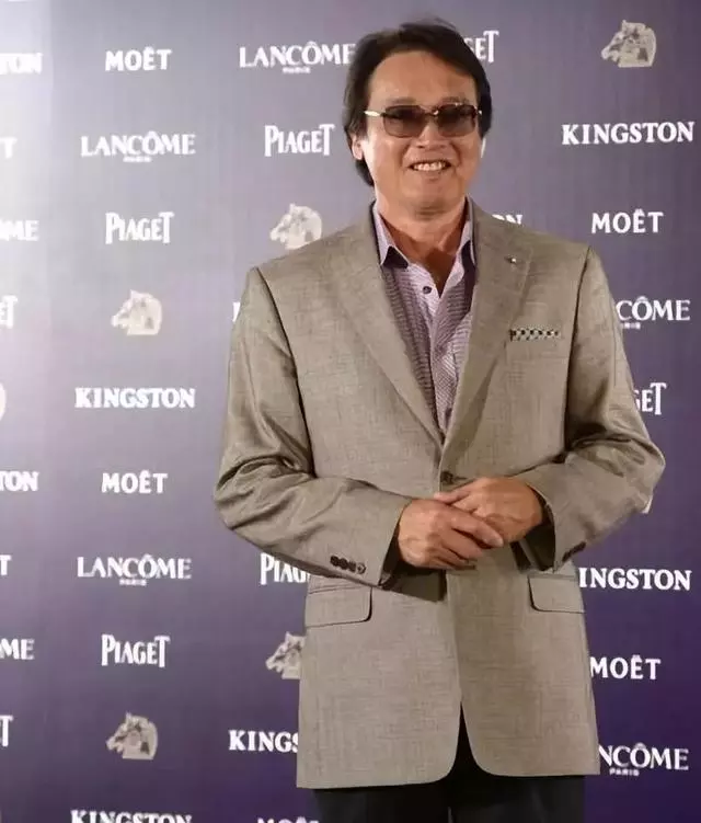 他是瓊瑤眼中「最漂亮的男人」,近照曝光差點認不出!看了他身邊的妻子,網友:真愛無疑!